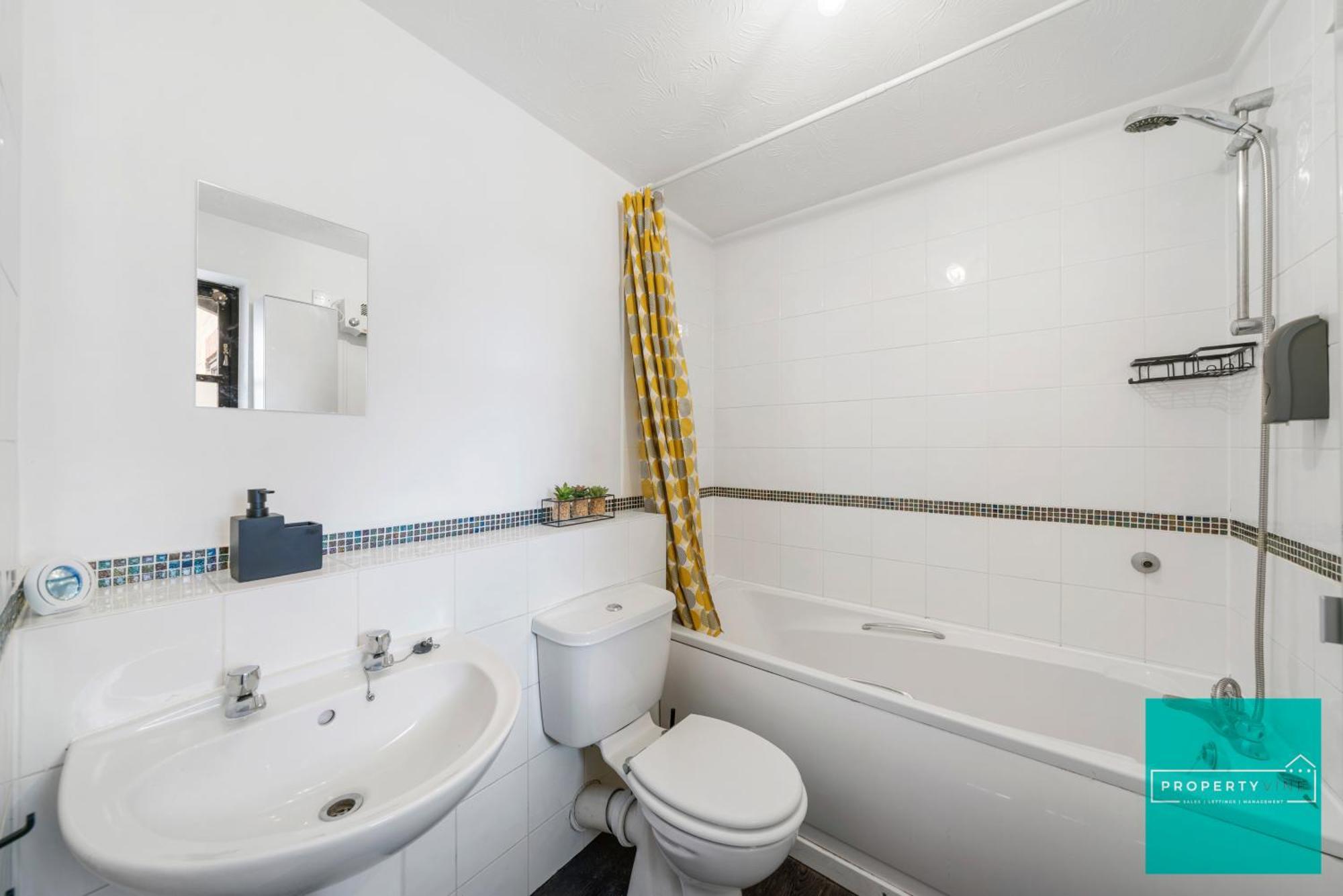 Luxury 2 Bed, 2 Bath In North Apartment